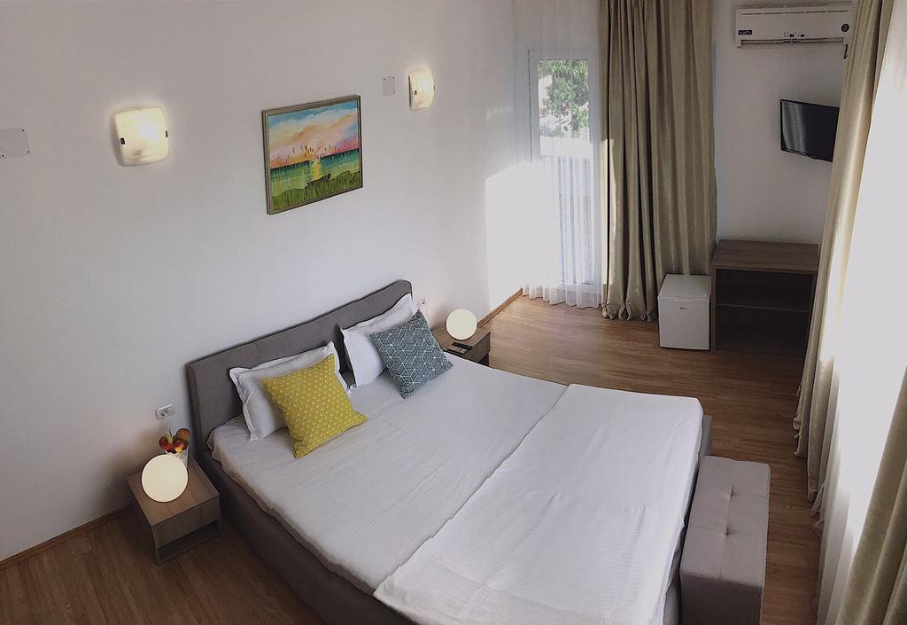 Vila Miruna Hotel เอโฟริเอนอร์ด ภายนอก รูปภาพ